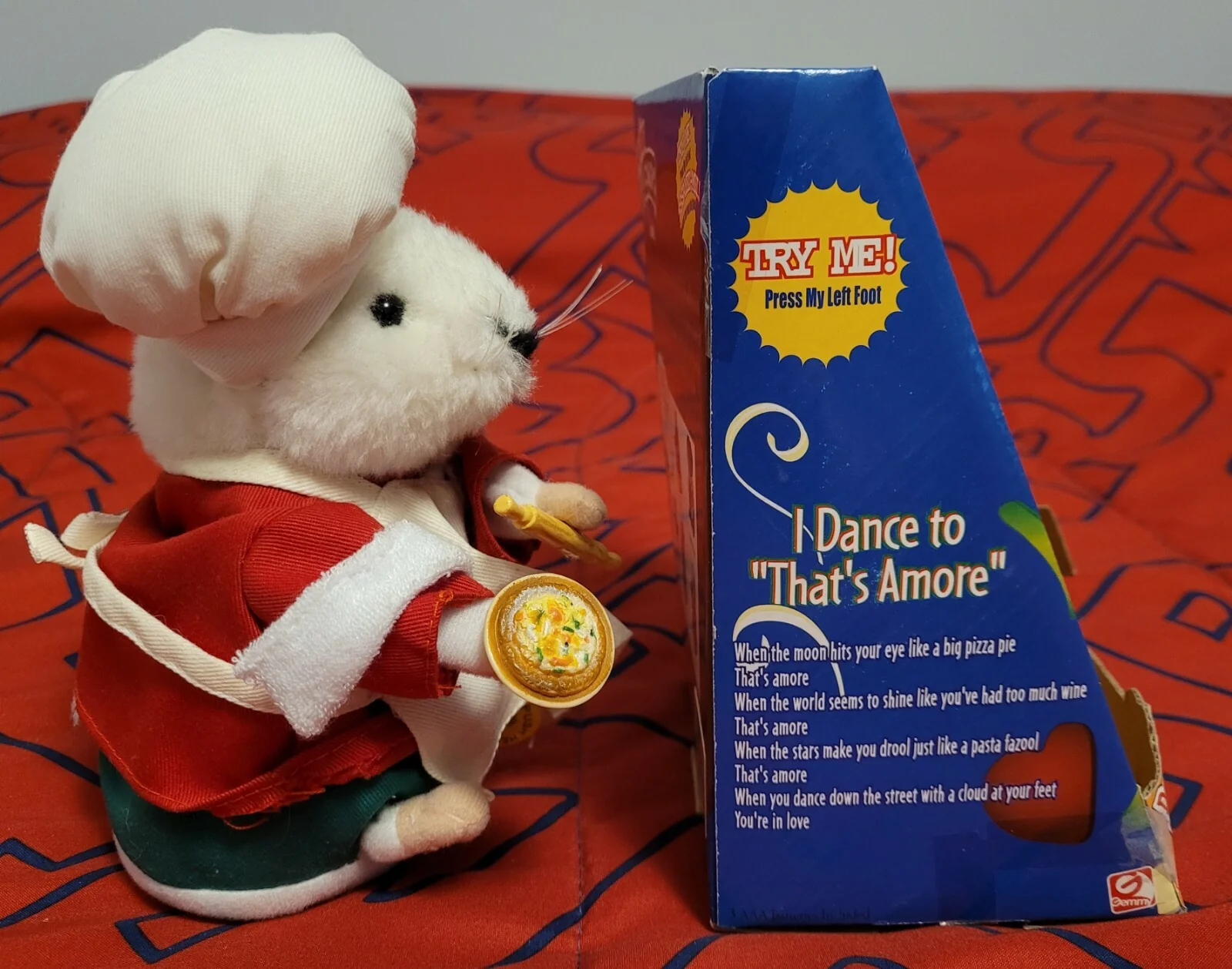 LUIGI THE DANCING HAMSTER SINGS & MOVES TO "THAT'S AMORE" PIZZA PIE - Image 5